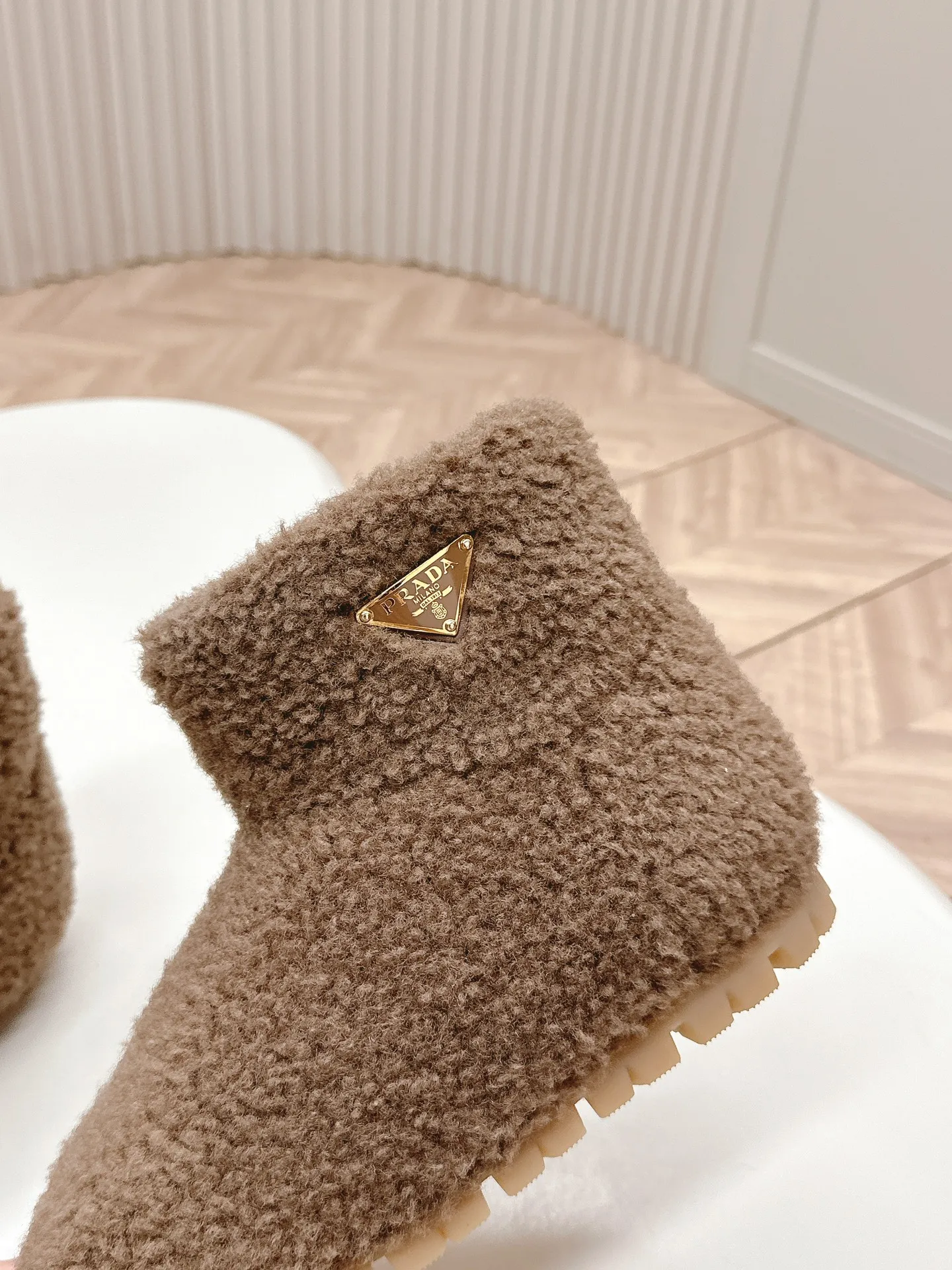 👟👟Ex-factory price 560👟👟 Prada prada24 autumn and winter furry short boots snow boots． The classic triangle buckle is comfortable, cute, cute, fashionable, elegant and versatile. The wool is comfortable and soft, awakening the warmth of autumn and winter. Let you walk comfortably from morning to night. You can easily manage the changing seasons. Wool, original outsole! 35-40 yards